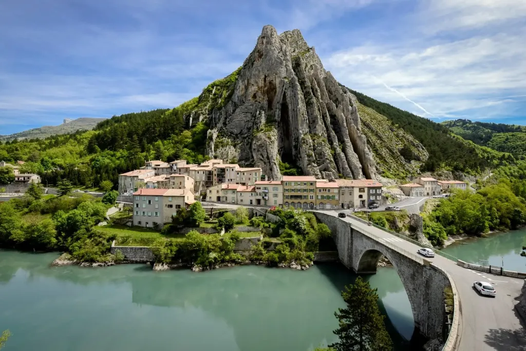 découvrez le département 04, ses paysages magnifiques, sa richesse culturelle et ses activités variées. explorez les trésors cachés des alpes-de-haute-provence et profitez d'une expérience unique au cœur de la nature.