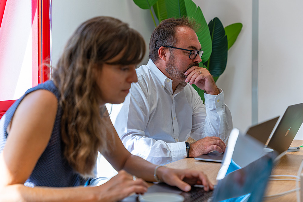 découvrez comment améliorer la communication scolaire entre enseignants, élèves et parents pour favoriser un environnement d'apprentissage plus collaboratif et efficace. conseils et stratégies pratiques à mettre en œuvre.