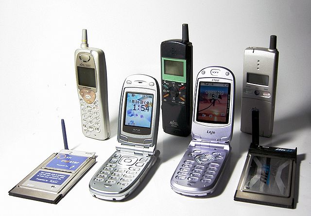 découvrez l'évolution fascinante de la téléphonie mobile, des premiers téléphones portables aux smartphones avancés d'aujourd'hui. explorez les innovations technologiques, l'impact sur la communication et les tendances futures qui façonnent notre quotidien.