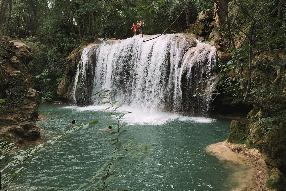 cascades Contactez les Cascades : Un Voyage au Coeur des Chutes Éblouissantes